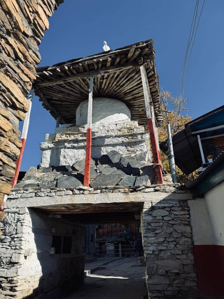 Old-Sculpture-on-Ngawal