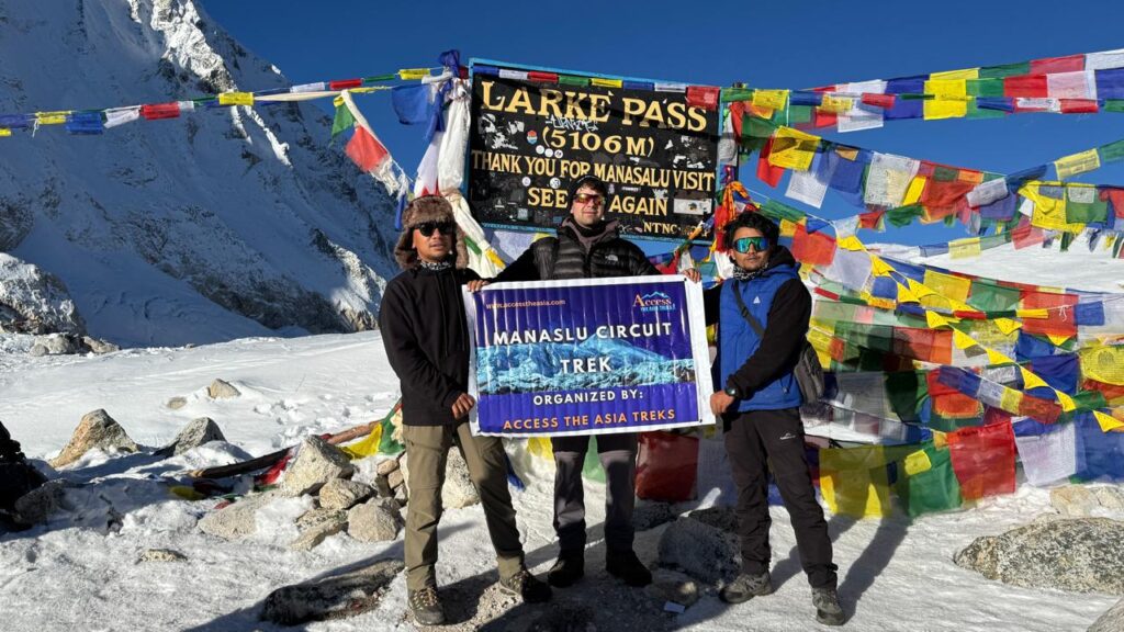 Larkya La Pass 5106m trekking route Nepal